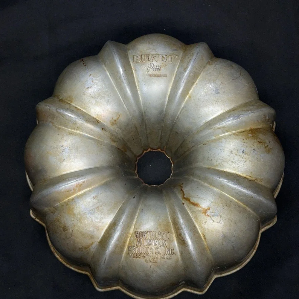 Vintage Northland Aluminum Bundt Cake Pan 10in Brown Nonstick Baking Ring USA